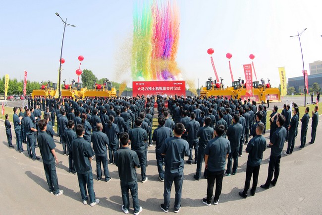 5月17日，山推向中煤平朔集團一次性交付六臺中國最大馬力推土機。